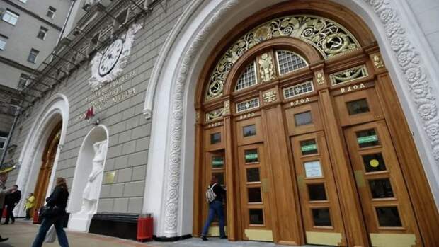 Зачем на входе в метро двери делают большими и тяжелыми
