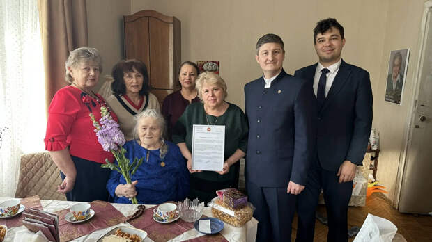 Татарстанның Петербургтагы вәкиллегендә тыл хезмәтчәнен 100 яшьлеге белән котладылар