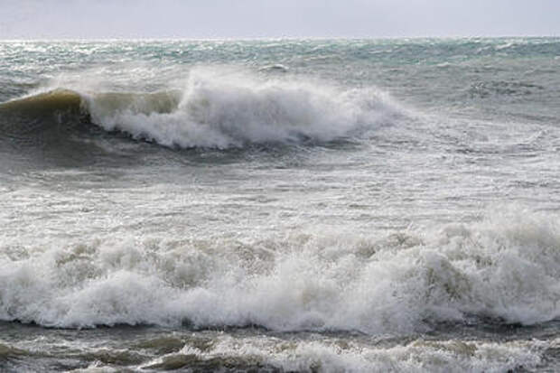 Огромные волны сносят пляжи Сочи, людей просят покинуть набережную
