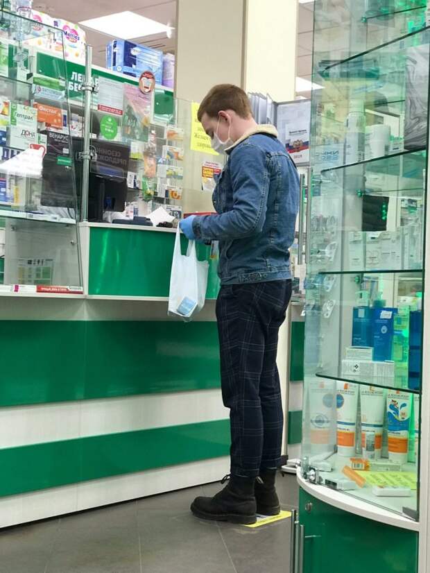 Школьник из Зеленограда помогает пожилым и горожанам с хроническими заболеваниями. Фото: mos.ru