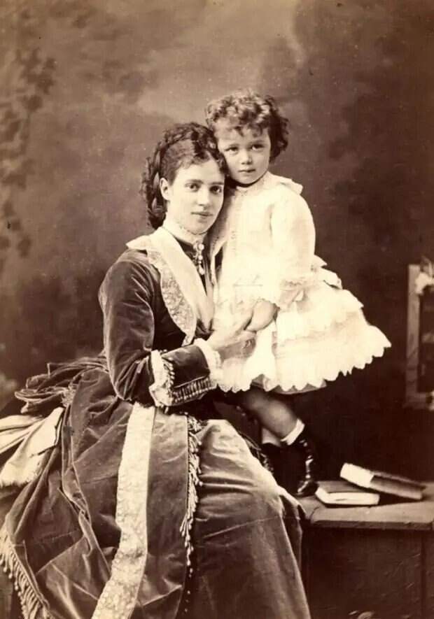 Императрица Мария Федоровна с сыном Николаем II. 1870 г.