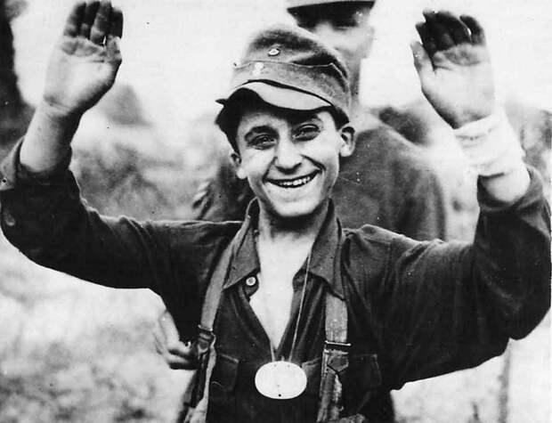 4. Улыбающийся немецкий солдат во время задержания в Кане война, гуманизм, мир, человек
