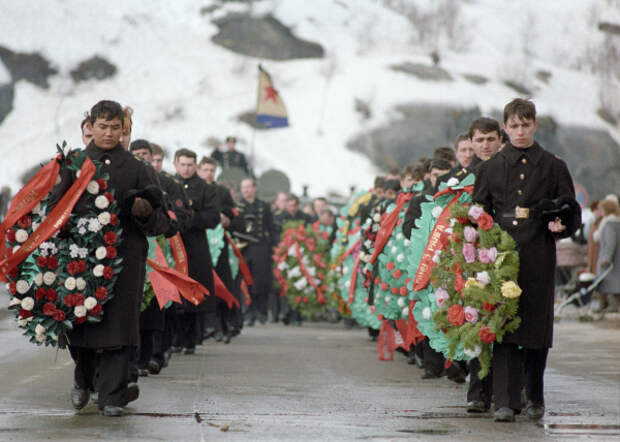 Траурная процессия во время похорон моряков подводной лодки Комсомолец, 1989 год