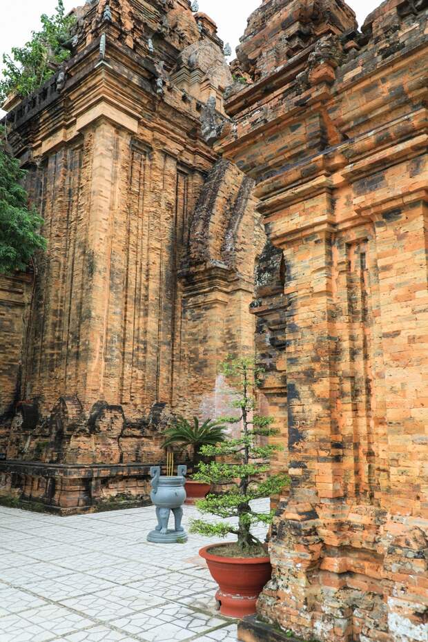 Один из древних храмов во Вьетнаме. 