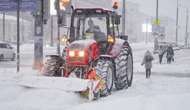 Городские службы в круглосуточном режиме ликвидируют последствия мощного снегопада