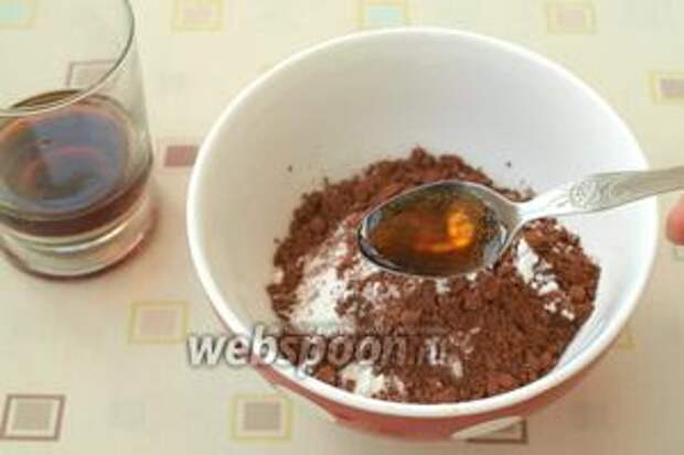 Для глазури соединить сахарную пудру и какао порошок. Постепенно добавить 4-5 ч. л. кока-колы.