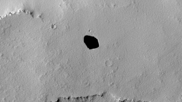 На поверхности Марса образовался загадочный провал