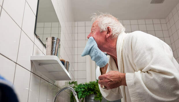 Не только гигиена: биологические причины специфического запаха пожилых людей