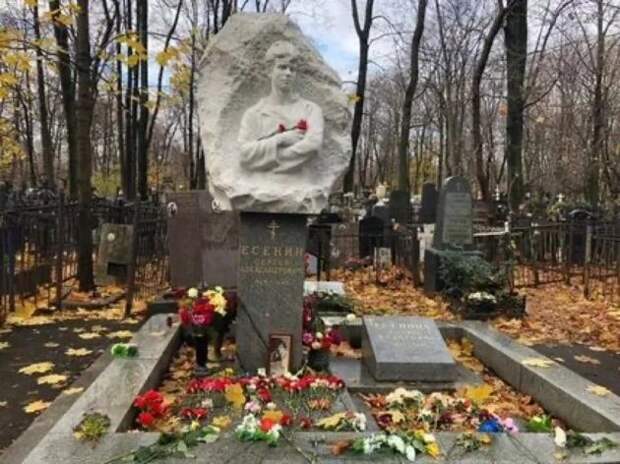 Могила Есенина – рядом маленькое надгробие могилы Бениславской