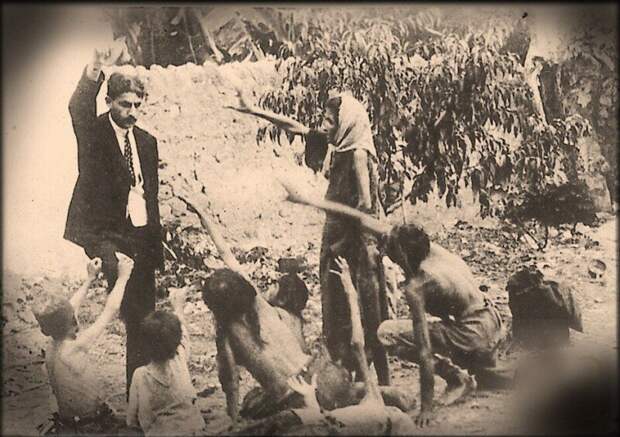 Турецкий чиновник, дразнящий хлебом умирающих от голода армянских детей. Геноцид Армян 1915 года. история, ретро, фото