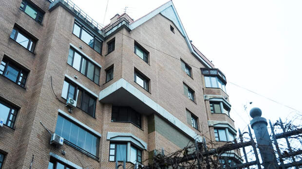 Охрана заблокировала доступ третьим лицам во двор бывшей квартиры Долиной