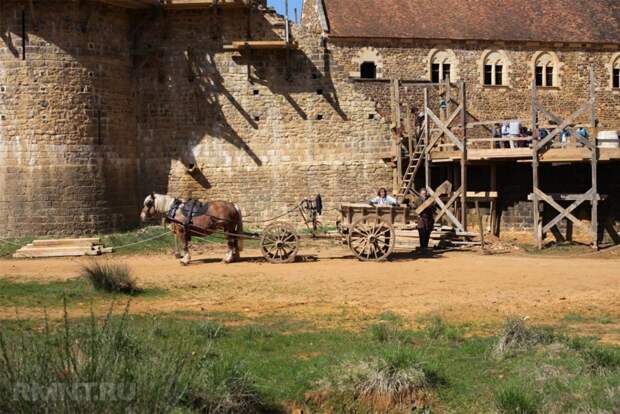 Как строят замок по средневековым технологиям во Франции XXI века