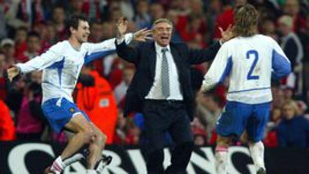 19 ноября 2003 года. Кардифф. Уэльс - Россия - 0:1. Егор ТИТОВ, Георгий ЯРЦЕВ и Вадим ЕВСЕЕВ (слева направо) празднуют выход на Euro-2004.