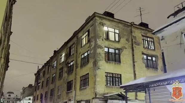 Мигранты в хостеле Апраксина двора пытались скрыться от проверки