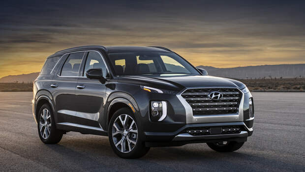 Hyundai palisade. По размерам новобранец значительно превосходит семиместный Hyundai Grand Santa Fe, который он будто бы призван заменить. Длина — 4981 мм (+76), ширина — 1976 (+91), высота — 1750 (+65), колёсная база — 2900 мм (+300). Производить модель будет корейский завод в Ульсане.