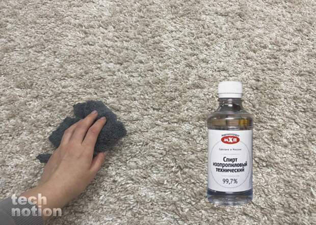 Пятно от краски на полу можно вывести техническим спиртом / Изображение: дзен-канал technotion
