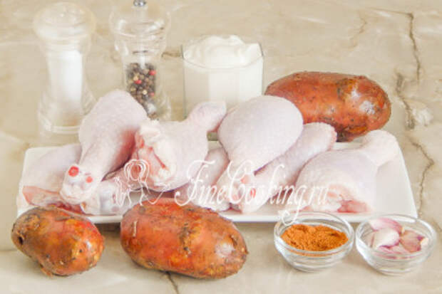 В рецепт этого простого и вкусного блюда входят следующие ингредиенты: курица (1 килограмм голеней - это 10 штук), картофель, сметана, приправа для курицы, чеснок, соль и молотый перец