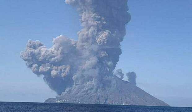 В Индонезии активизировался вулкан Анак Кракатау