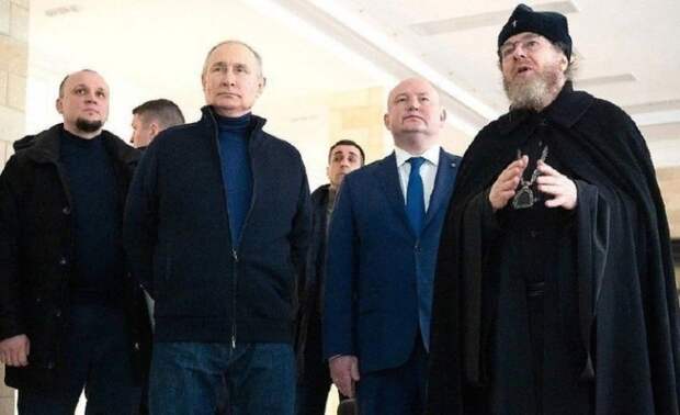 В Севастополе появилась новая река. На поверхность выведен подземный поток. 75-метровое русло будет зарыблено и украшено экзотической растительностью.-6