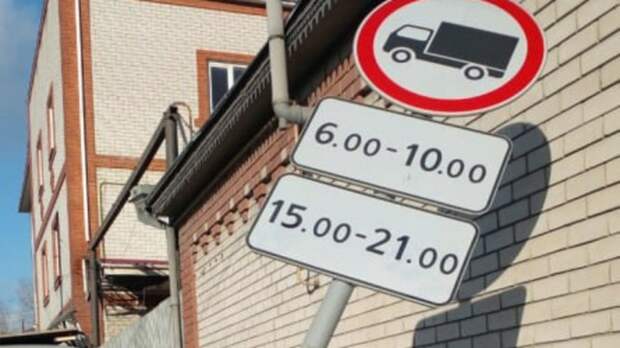 Коммунальщики в Барнауле продолжают разбираться с последствиями урагана