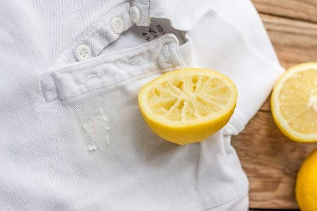 Сок из лимона нужно выдавить на пятно. / Фото: build-experts.ru