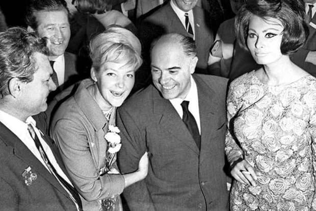 Сергей Бондарчук, Ирина Скобцева, Карло Понти и Софи Лорен | Фото: 7days.ru Сергей Бондарчук, Ирина Скобцева, Карло Понти и Софи Лорен | Фото: 7days.ru