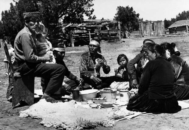 Праздничный обед. Ганадо, Аризона, 1948 индейцы, история, навахо, фотография