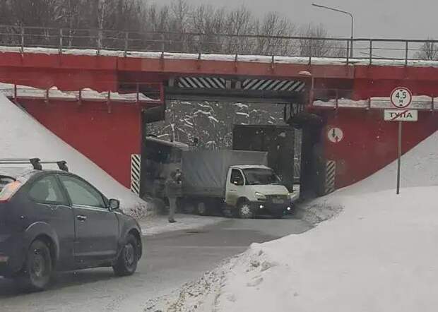 Выезд из Тулы через Красные ворота полностью перекрыт из-за ДТП