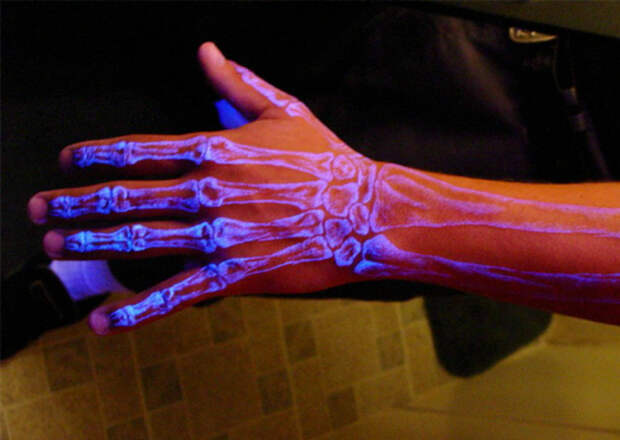 Флуоресцентная татуировка с изображением костей под кожей.