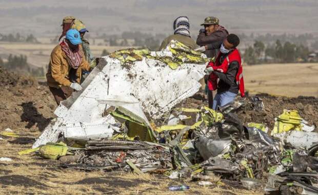 На фото: обломки «Боинга 737» авиакомпании Ethiopian Airline, потерпевшего крушение по пути из Аддис-Абебы в кенийскую столицу Найроби