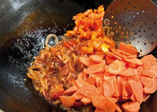 добавление в поджарку моркови и сладкого перца для рыбной шурпы с поджаркой
