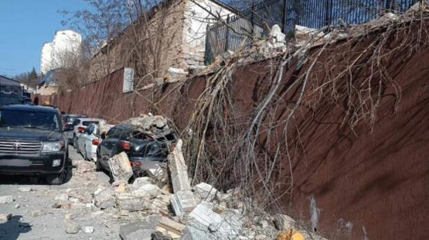 В Симферополе подпорная стена обрушилась на автомобили. Прокуратура проводит проверку