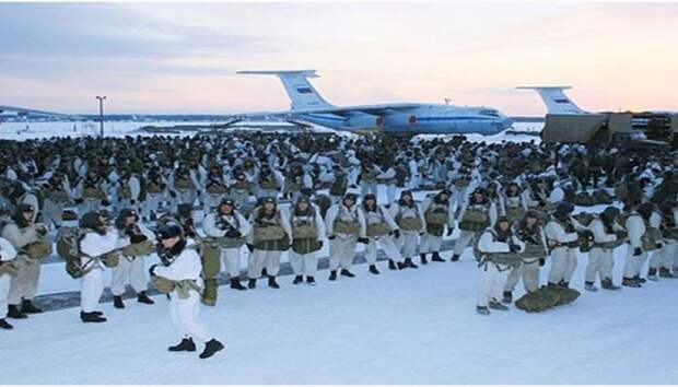 Бойцы ВДВ освоили навыки десантирования на Северном полюсе