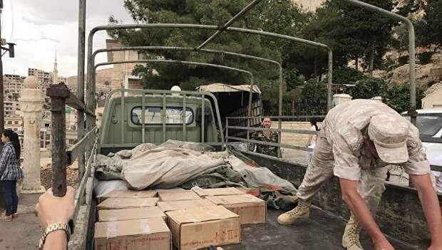 Российские военные передают гуманитарную помощь в Сирии. Архивное фото