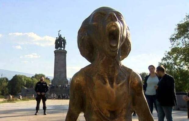 Экспонат русофобского пацифизма....Скульптуры «Крик украинской матери» в Софии больше нет!