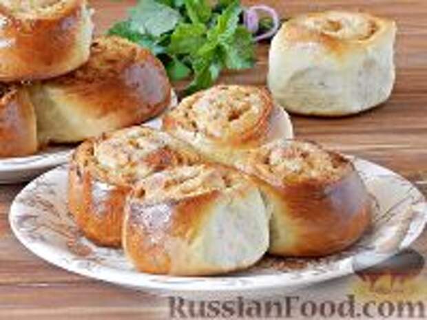 Фото к рецепту: Сдобные булочки с яблоками и сгущенкой