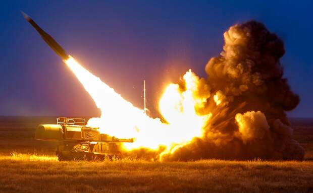 Опубликованы кадры мощной ночной атаки на Киев