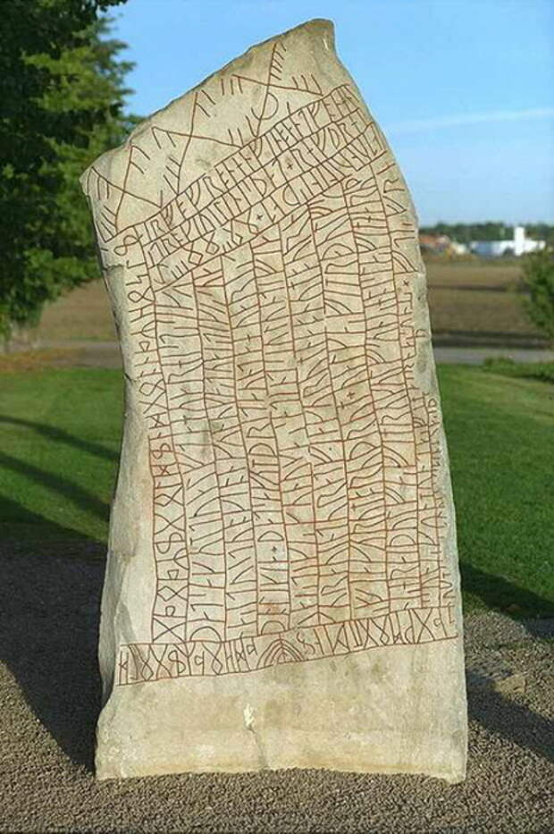 Рунический камень скандинавов. Из северных стран, как считается, к славянам попали «черты и резы»