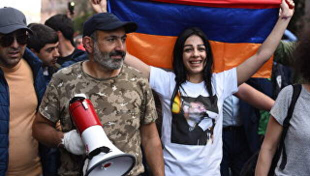 Никол Пашинян на митинге в Ереване в связи с отставкой премьер-министра Сержа Саргсяна