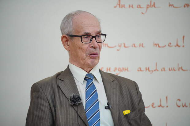 Казанның Каюм Насыйри исемендәге 80нче мәктәбендә диктантны Хатыйп Миңнегулов укыды