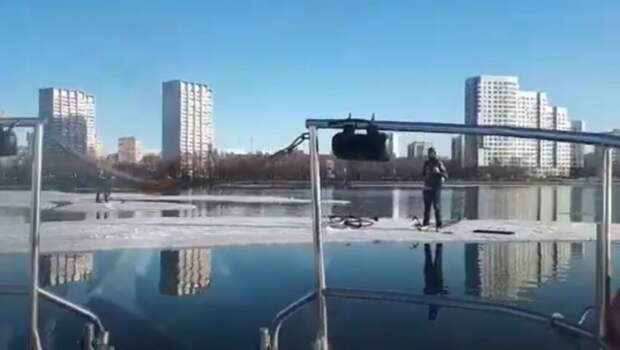На Москве-реке спасатели уговорили спастись велосипедистов с отколовшейся льдины