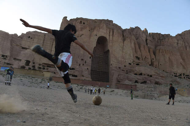 Футболисты в Бамиане
