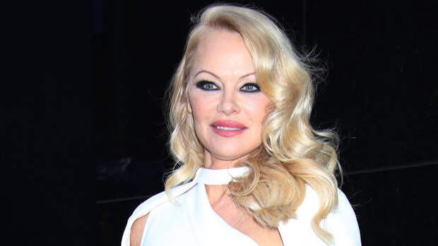 Памела Андерсон рассказала о "резвой ночи" с основателем Wikileaks Ассанжем