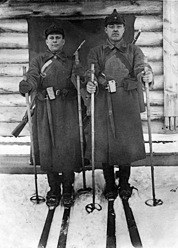 Бойцы 54-й дивизии РККА и 9-й финской пехотной дивизии 13 марта 1940 года, в первый день перемирия
