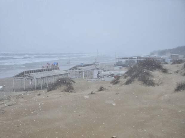 Шквалистый ветер принес в Анапу снегопад: сложные погодные явления