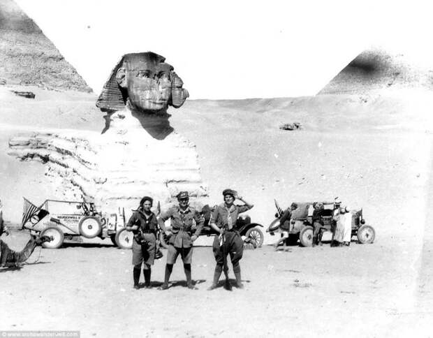 Алоха и Уолтер Вандервелл на фоне пирамид в Гизе, Египет, начало 1920-х годов. автопутешествие, путешествие, ретро фото