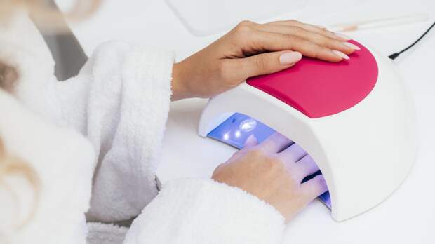 Маникюр без сюрпризов: как выбрать лампу и не испортить ногти