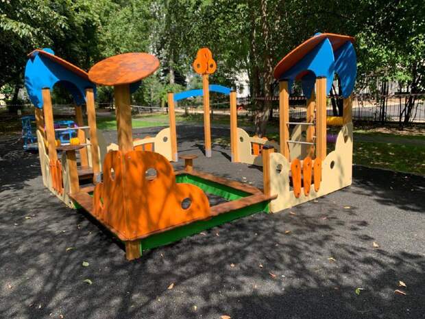 На детской площадке на Абрамцевской уложили основание для резинового покрытия