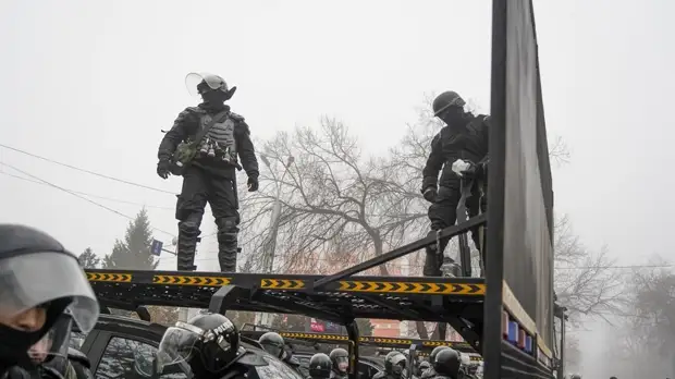 МВД Казахстана: в результате беспорядков 18 силовиков погибли и ещё почти 750 пострадали