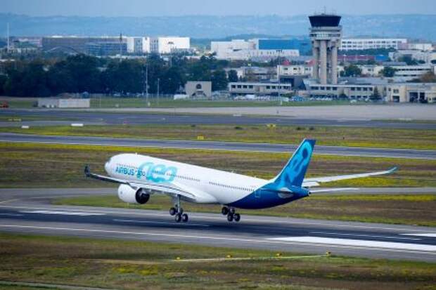 Airbus A330neo во время первого полёта 19 октября 2017 года
